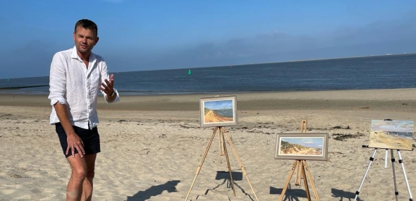 Bespreking van de schilderijen na een pleinair sessie op schildervakantie aan boord van de Hollandia